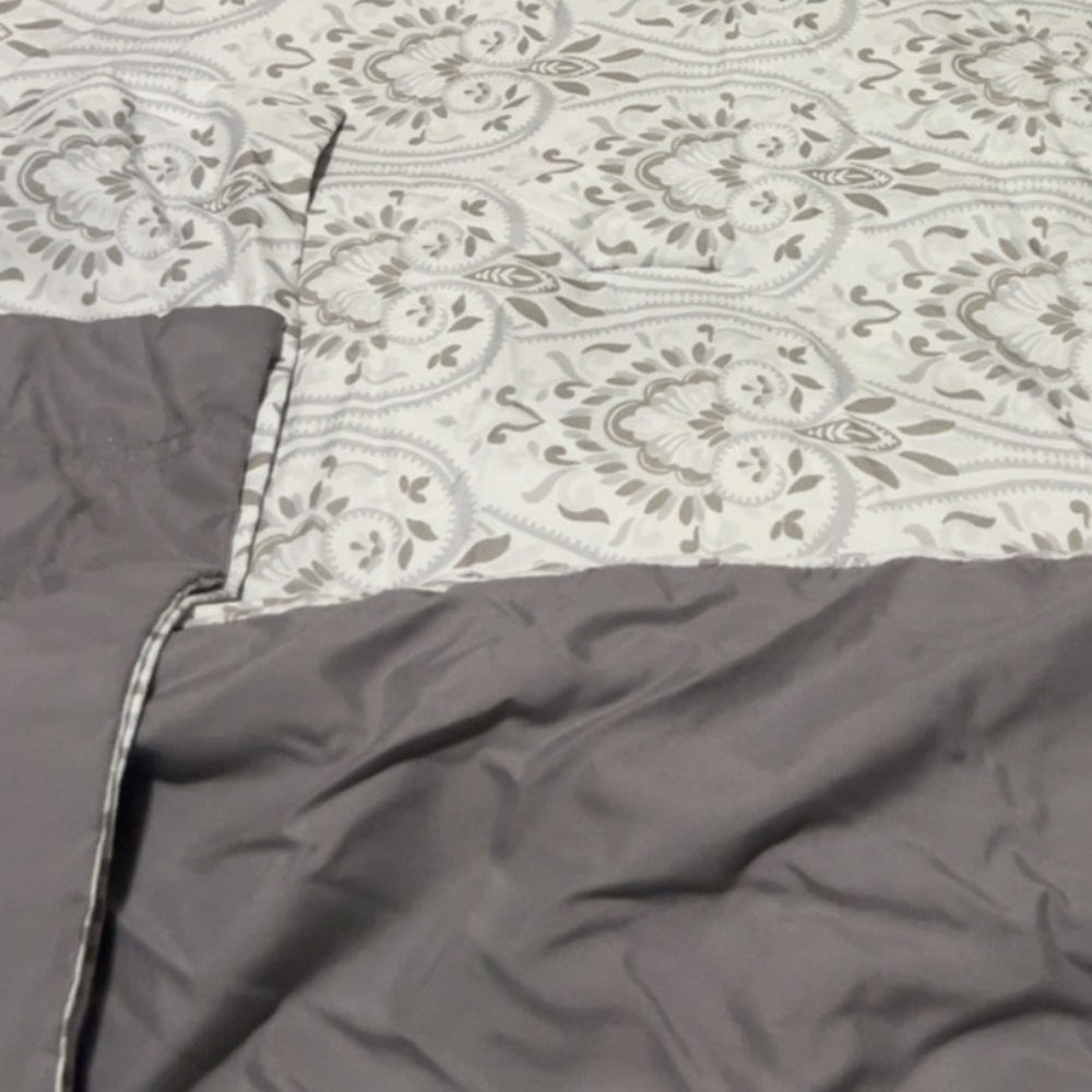 3-Piece Comforter Set • Reversible • like new